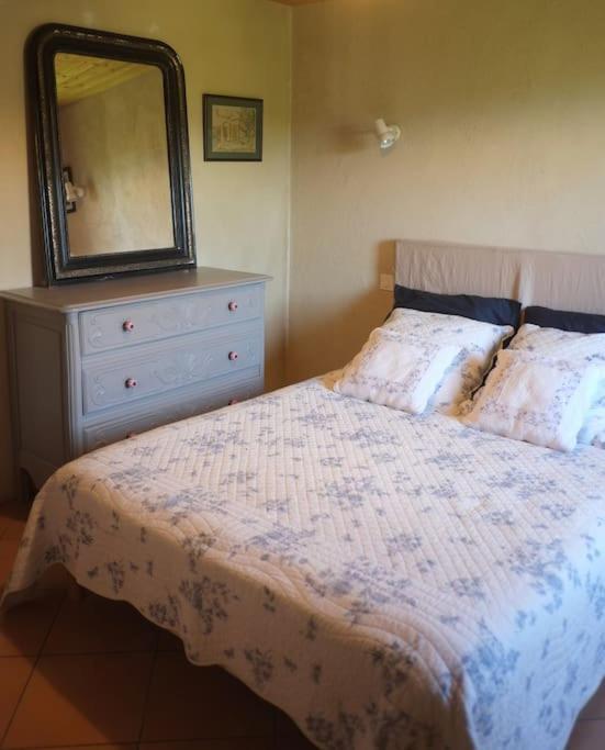 Hébergement de vacances La Sagnarde, Maison En Pierre, *